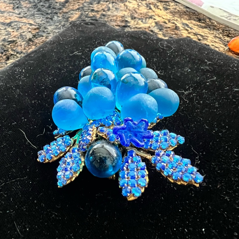 Stanley Hagler Blue Grapes Brooch - Picture 6 of 17